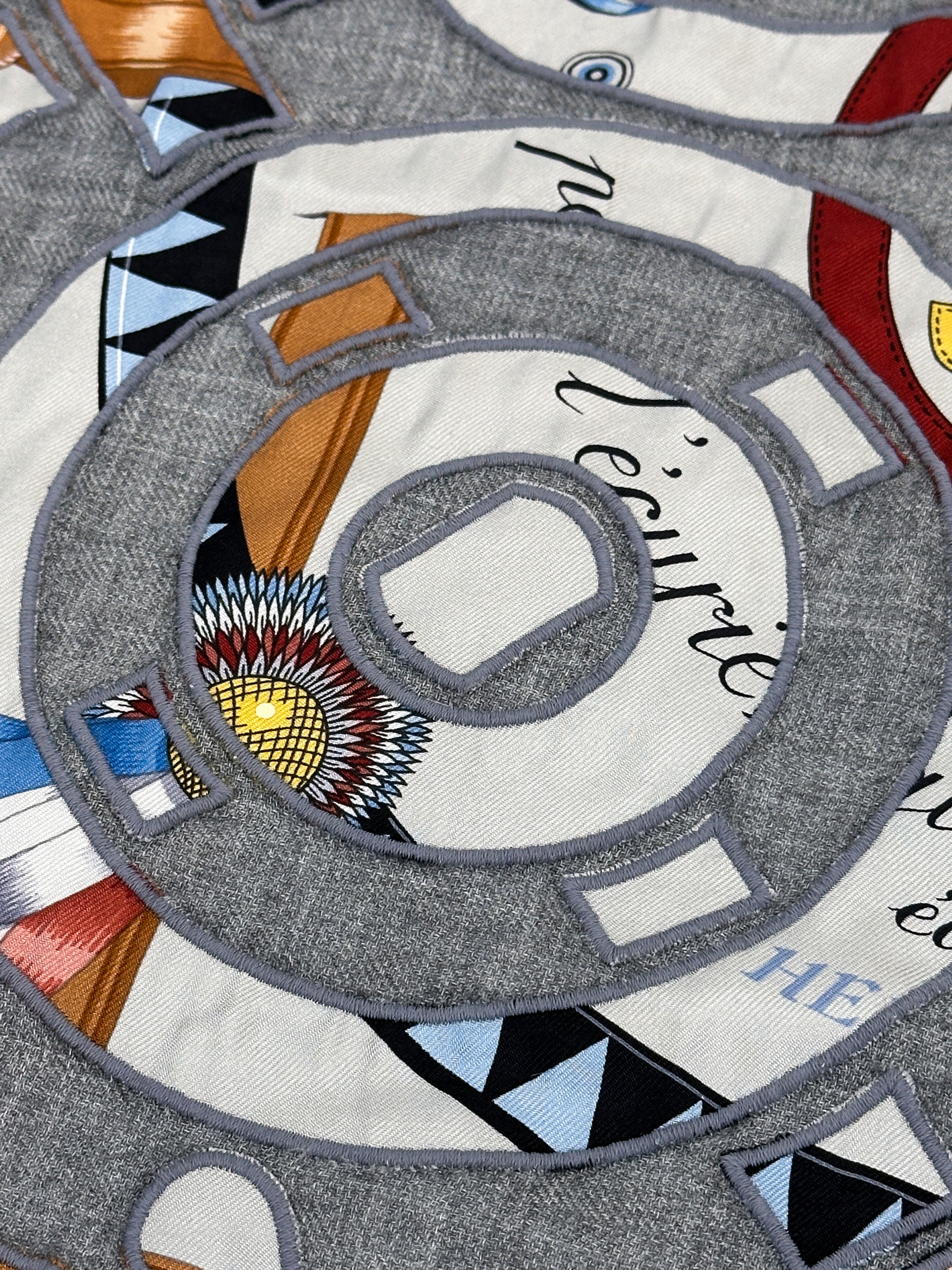 Hermès Eperons d'Or et Couvertures et Tenues de Jour Applique Cashmere Silk 90
