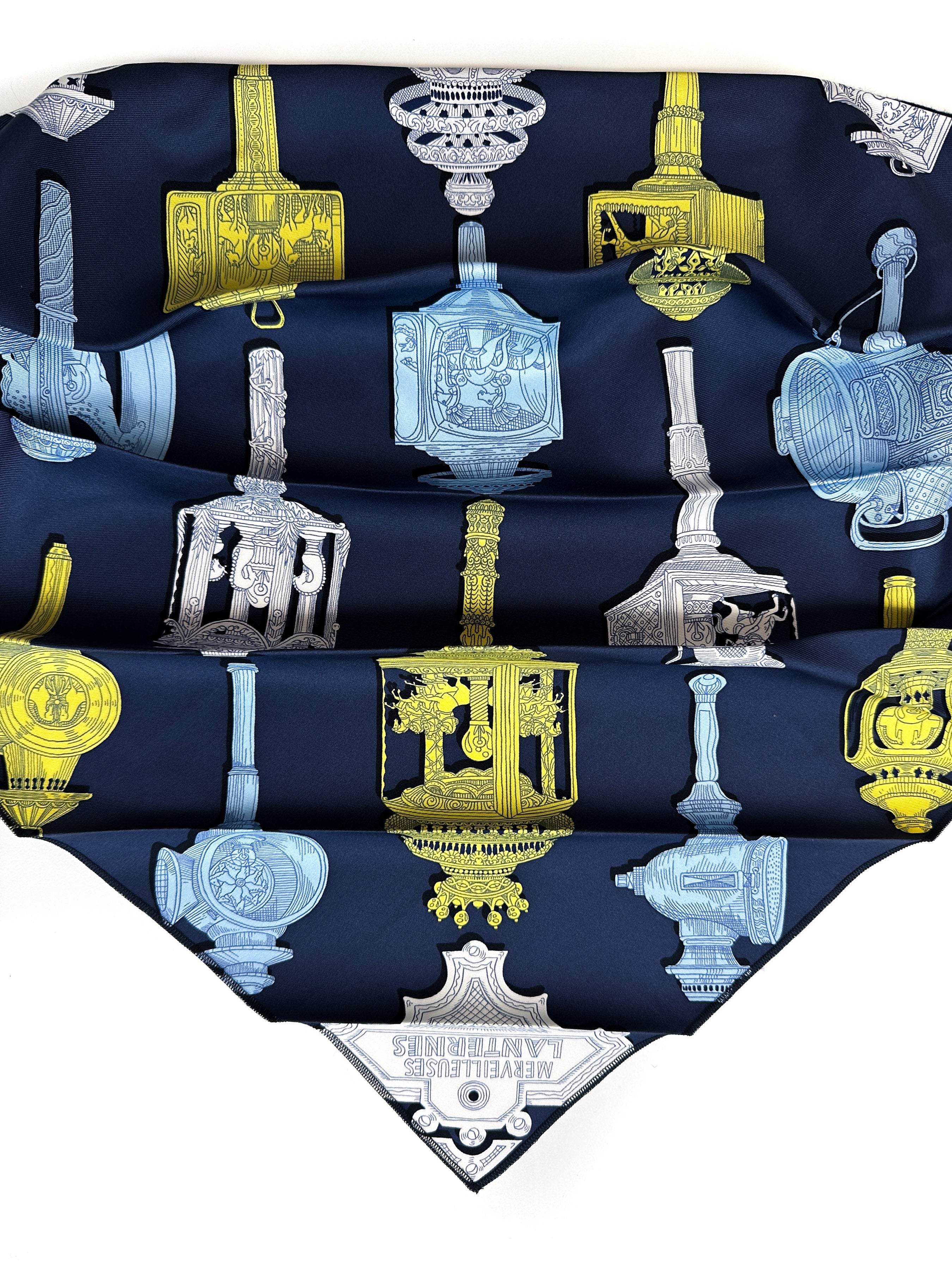 Hermès Merveilleuses Lanternes Convertible Collar Hood