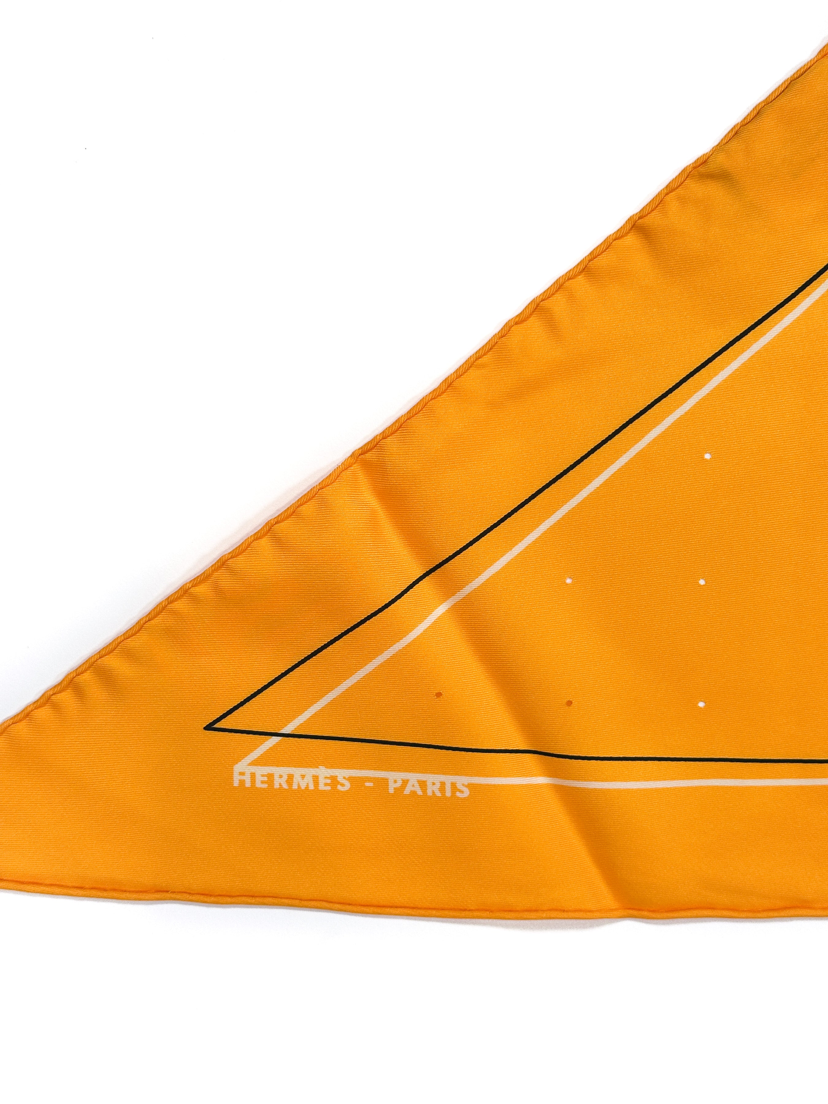 Hermès Pointu Trou de Mémoire Perforated Triangle