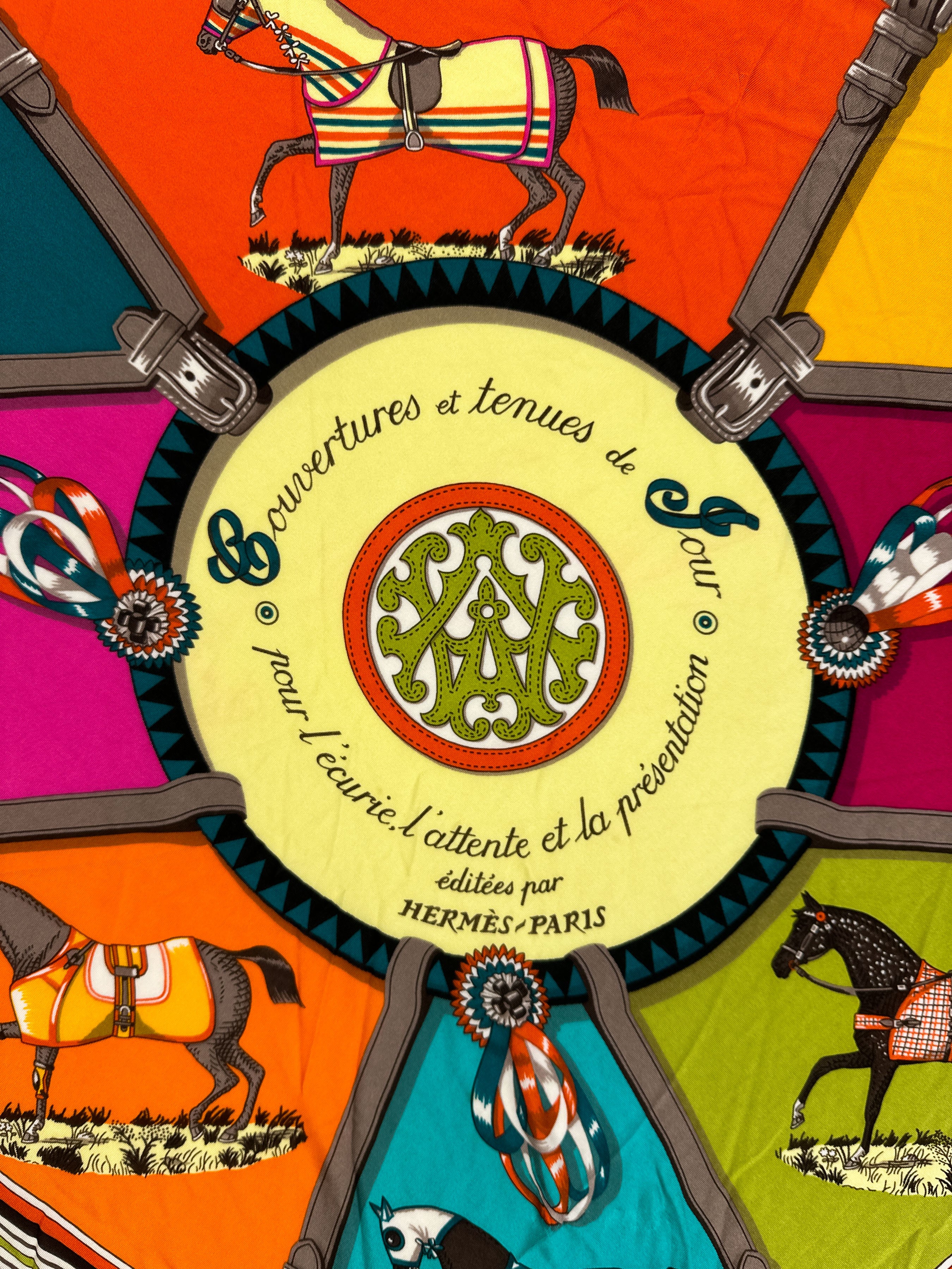 HermèsツイリーCouvertures et Tenues de Jour Hermès Couvertures et Tenues de Jour Jersey Silk Triangle