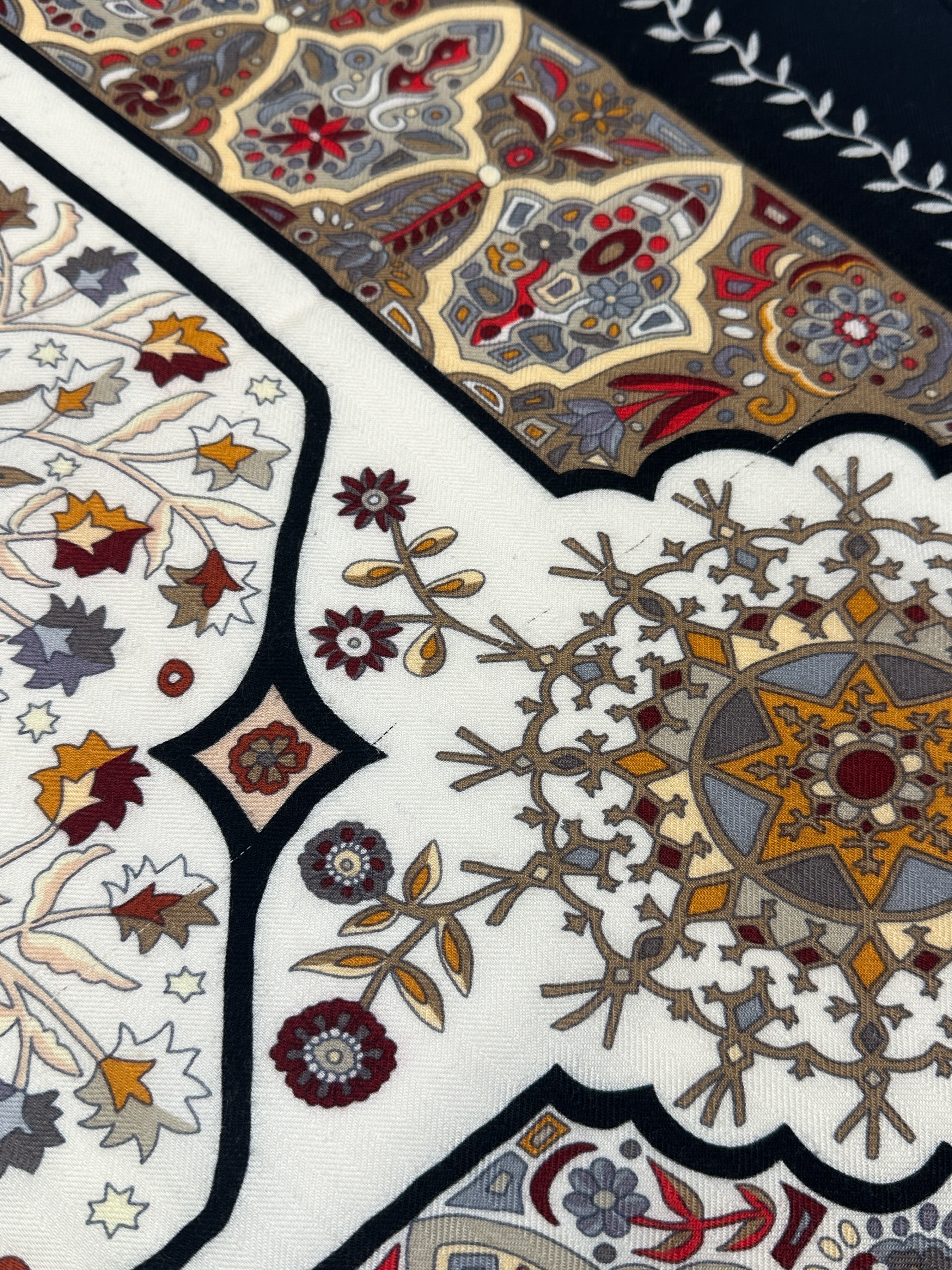 Hermès Aux Portes du Palais Cashmere Silk 140