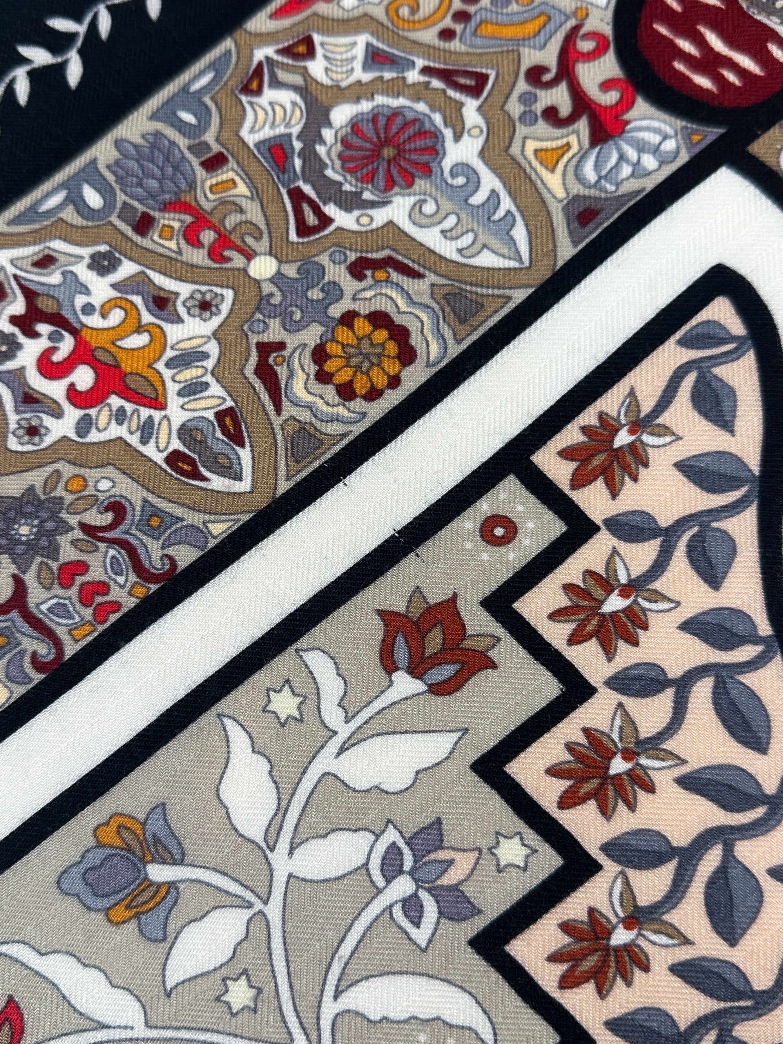 Hermès Aux Portes du Palais Cashmere Silk 140