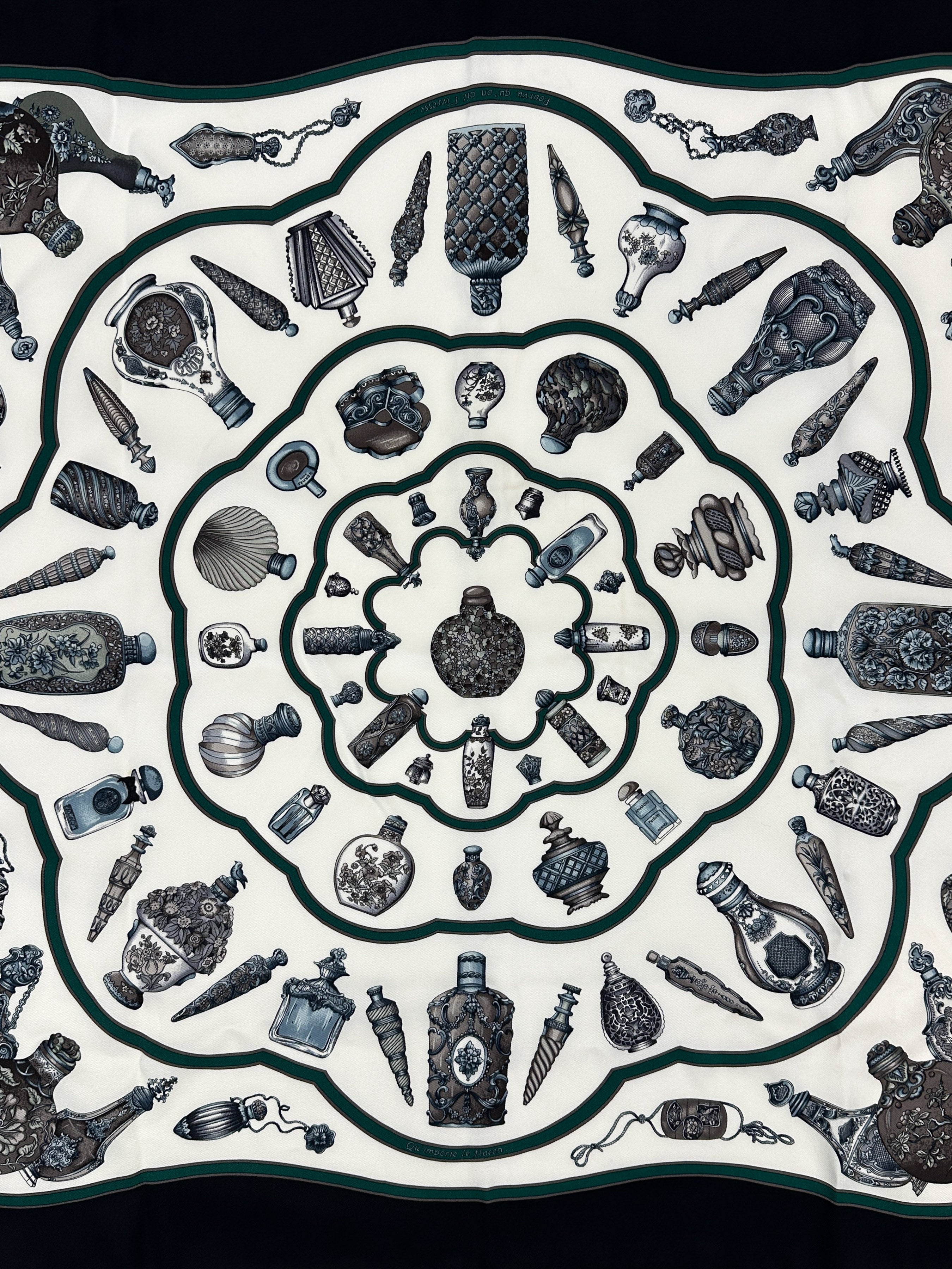 エルメス ツイリー Les Flacons Bandana 香水瓶　HERMES HERMESツイリー香水瓶 Les Flacons Bandana エルメス HERMES⁄スカーフ